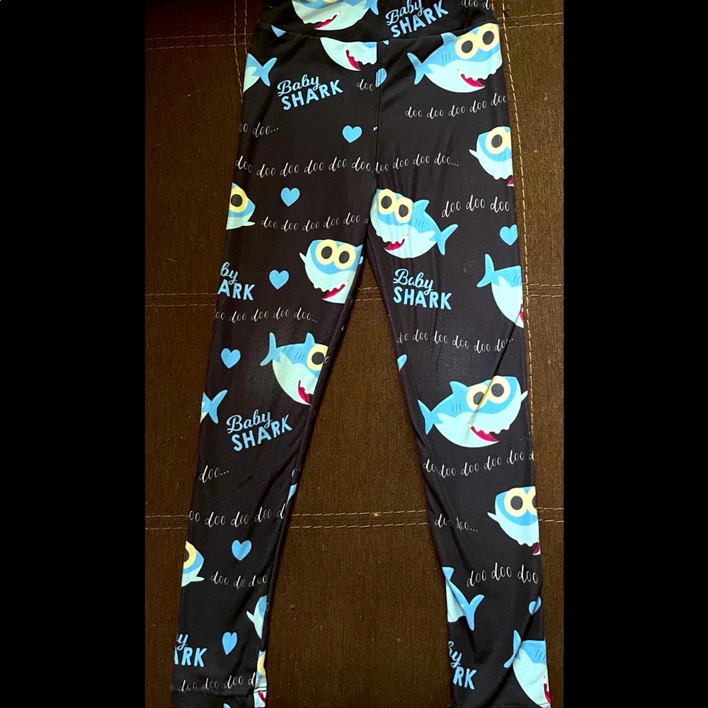 ADORABLE Kids Baby Shark leggings Size s/m